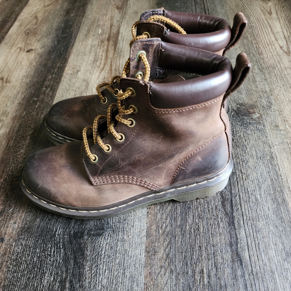 Dr. Martins Women's sz 8 Brown